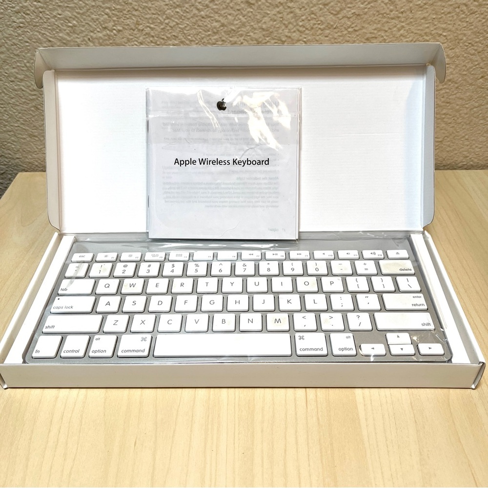 Apple KeyBoard Wireless. Bluetooth. Uses 2 AA Batteries. EUC. White & Silver